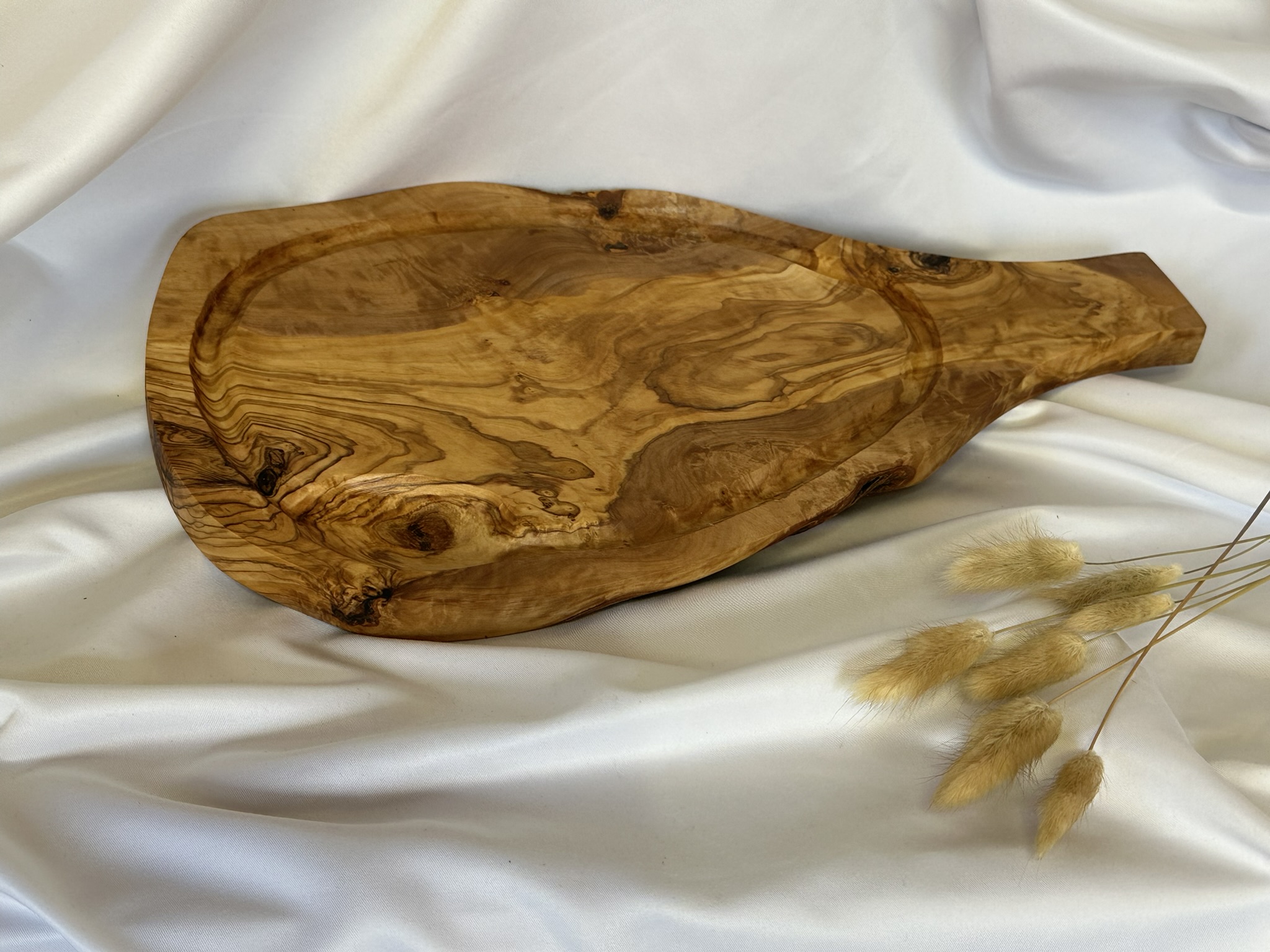 Steakbrett mit Griff & Saftrille 40-44 cm aus Olivenholz