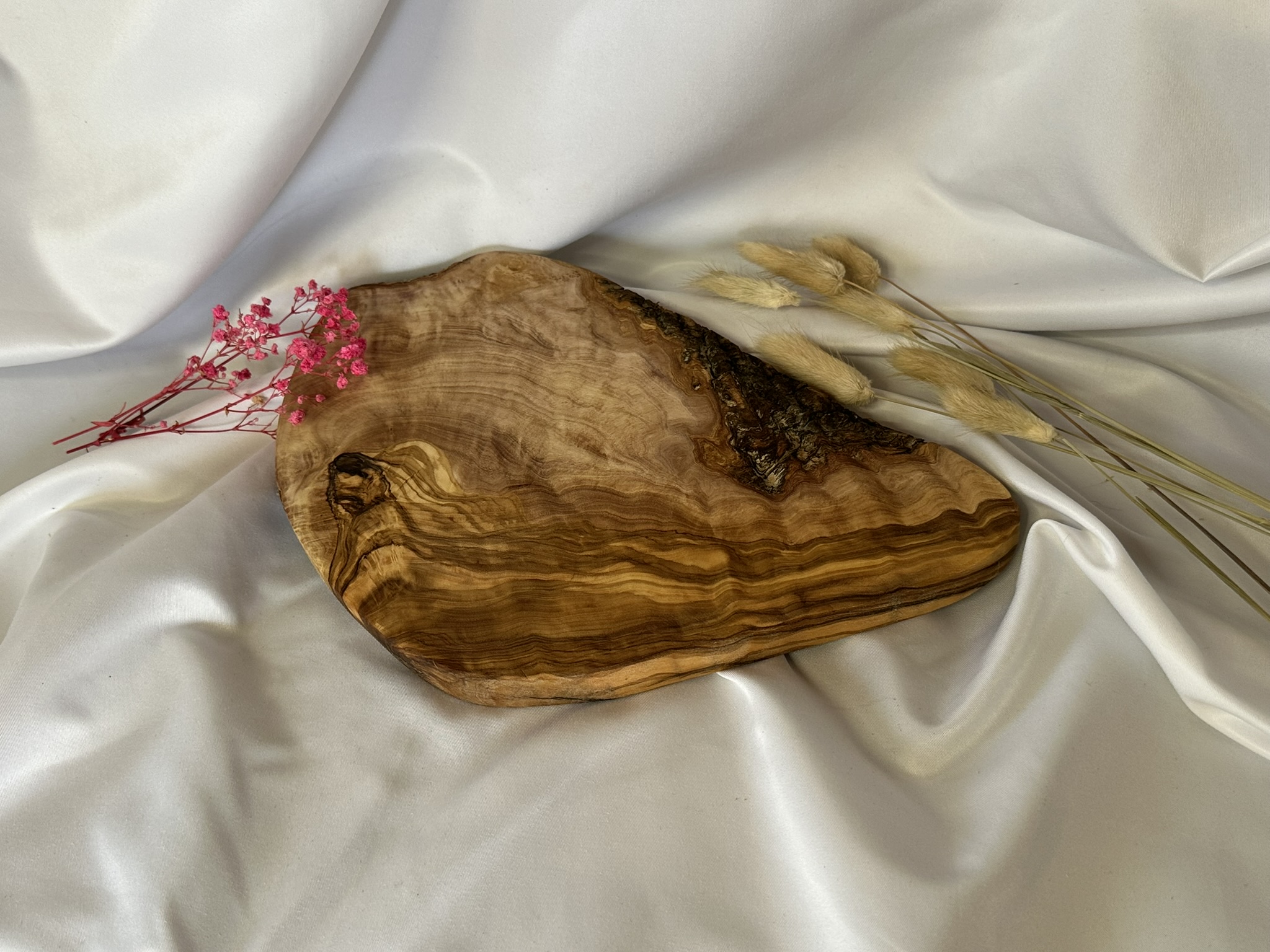 Schneidebrett aus Olivenholz  / Brettchen Olive / Naturform 30-34cm