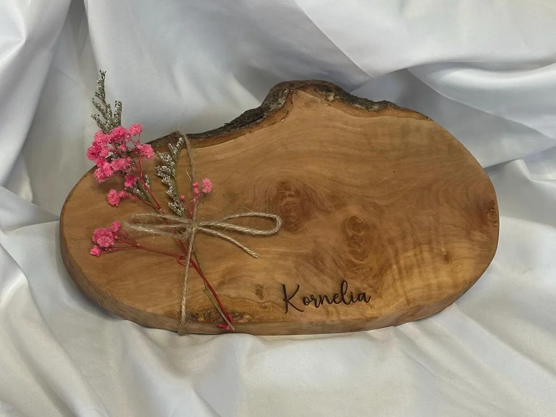 Schneidebrett aus Olivenholz mit Name / Brettchen Olive / Naturform